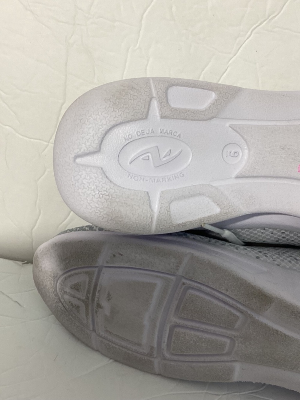 ATHLETIC WORKS WOMAN MEMORY FOAM GRAY SNEAKERS WALK SHOES SIZE 9 - Picture 9 of 10